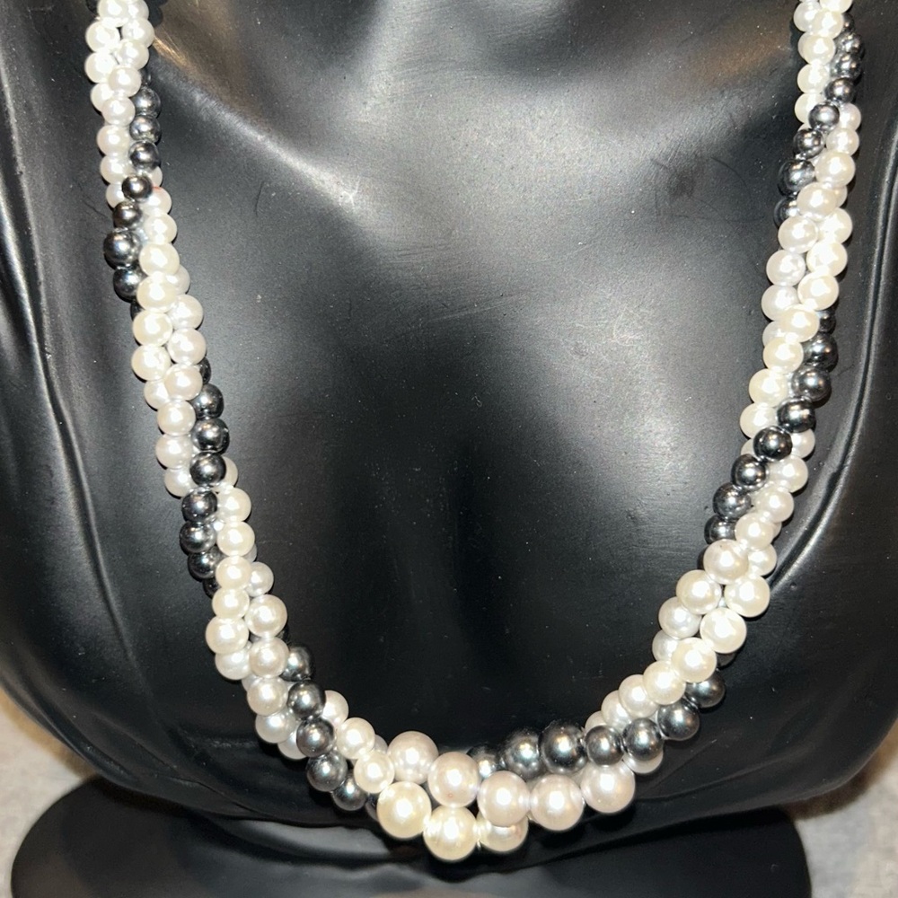 Elegant Black and White Pearl Necklace